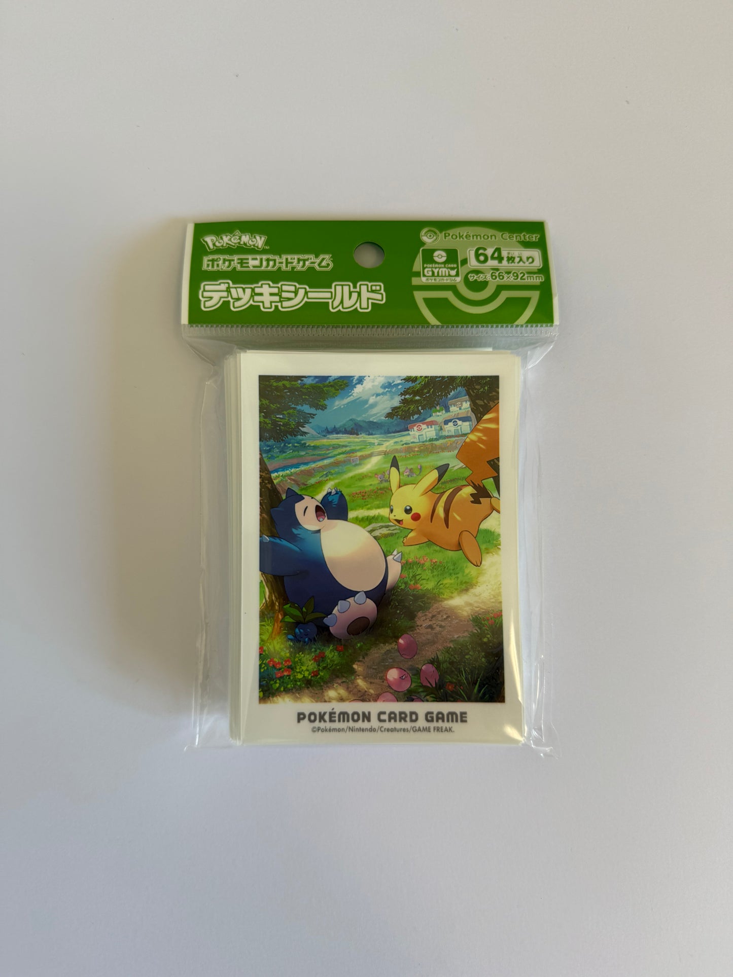 Pokémon Center Japan – Protège-cartes Pikachu et Ronflex « Aventure Kanto » (64 pièces)
