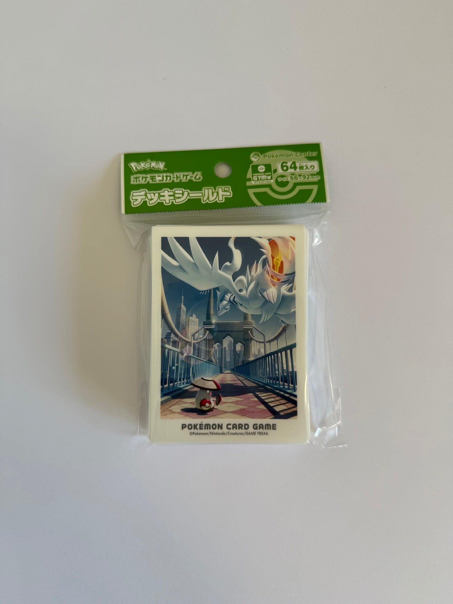 Centro Pokémon Japón – Fundas para barajas “Unova Adventure” de Reshiram & Amoonguss (64 piezas)