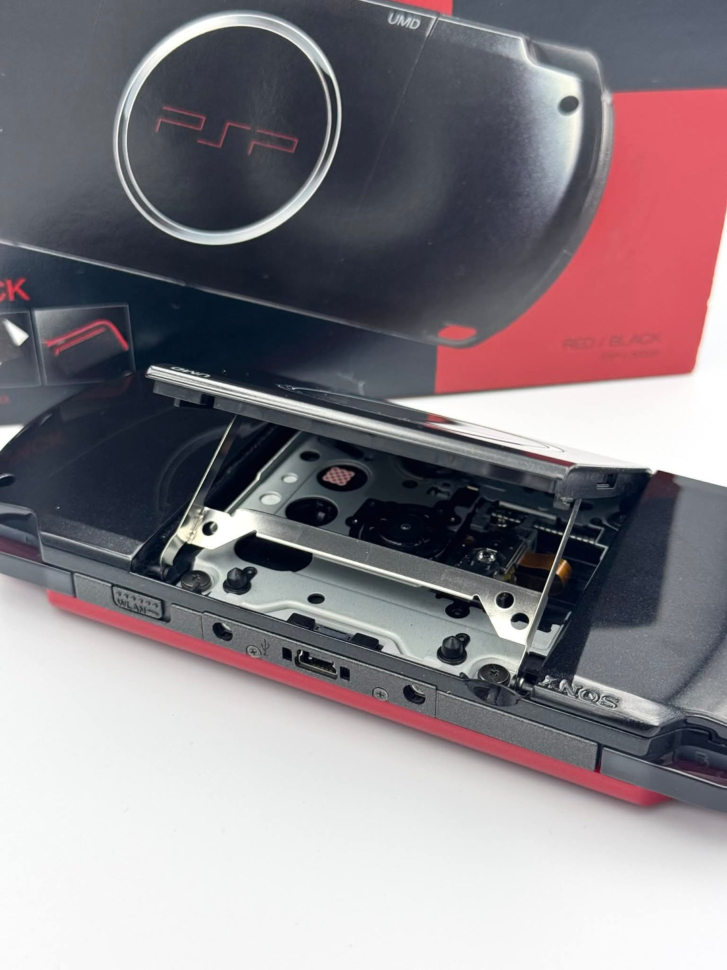 PSP 3000 – Pack Valeur Rouge/Noir (Complet)