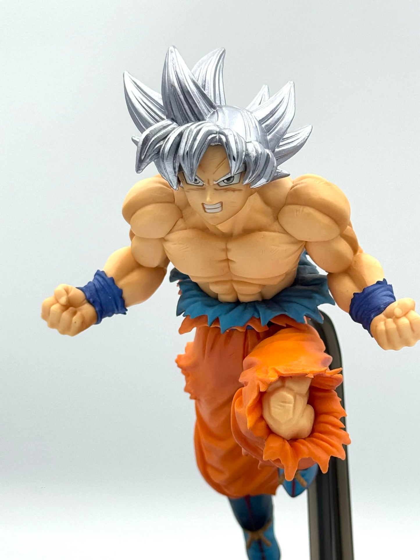 Son Goku – Ultra Instinct (Cheveux argentés) 