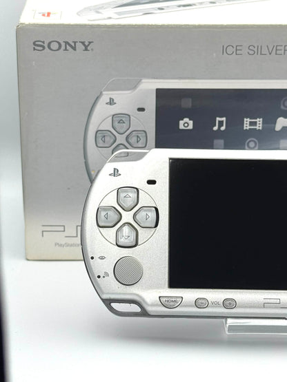 ソニー PSP 2000 – アイスシルバー（箱入り） 