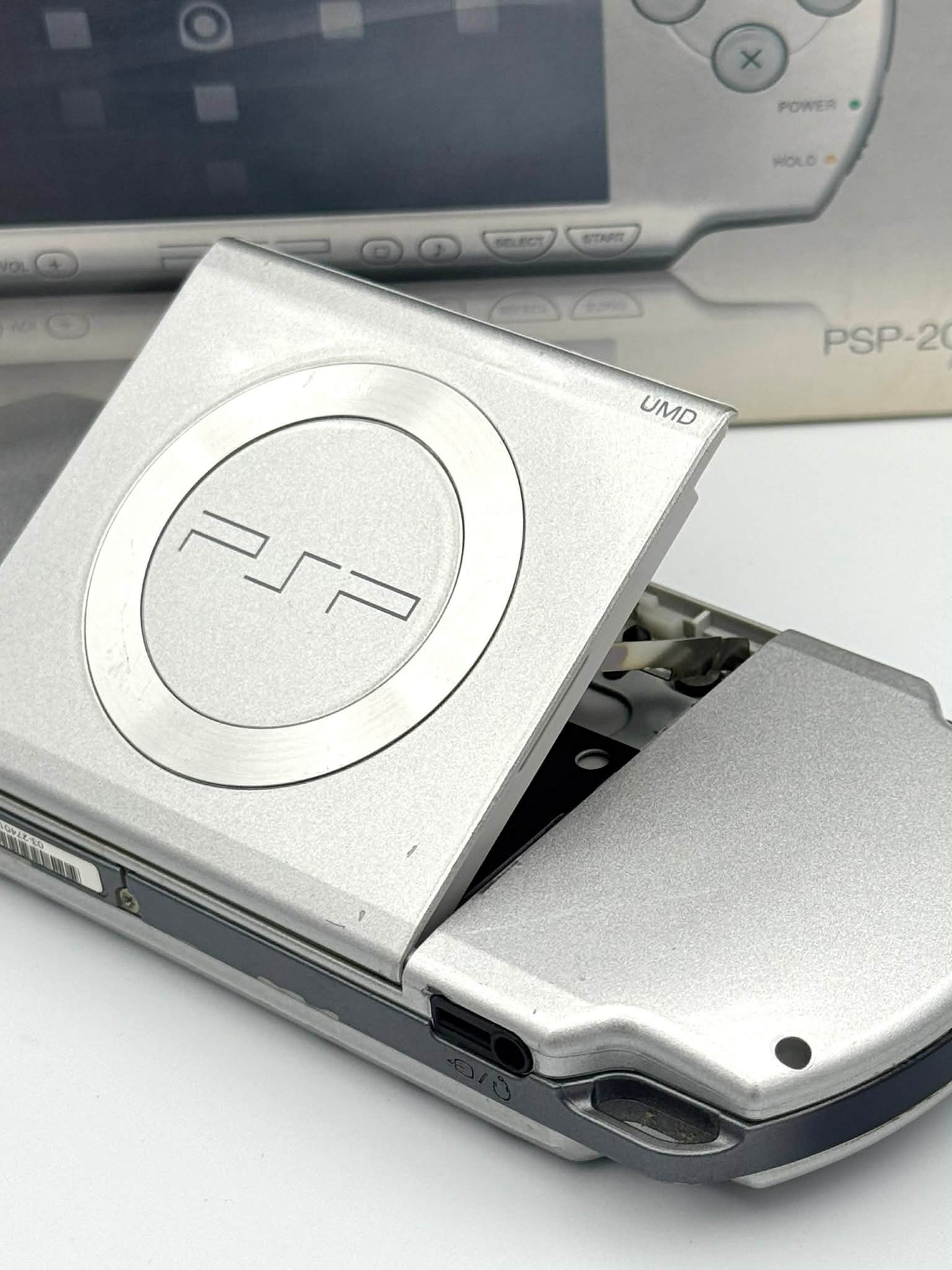 ソニー PSP 2000 – アイスシルバー（箱入り） 