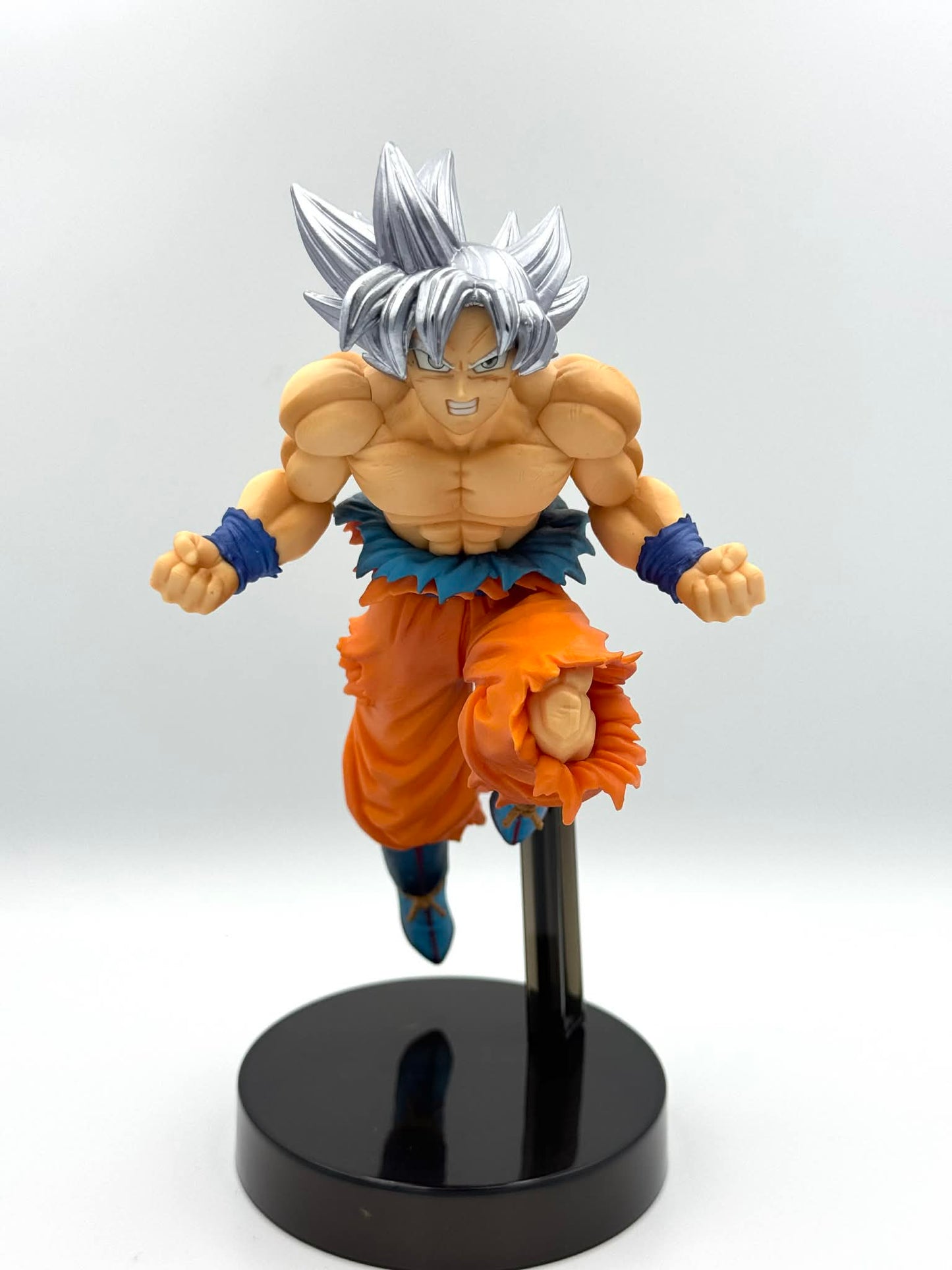 Son Goku – Ultra Instinct (Cheveux argentés) 