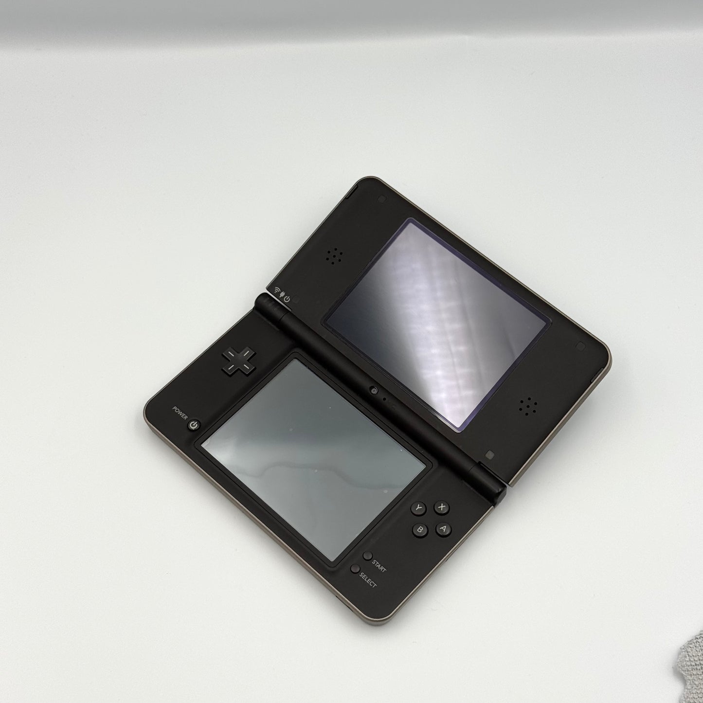 ニンテンドーDSi LL ブラウン – Bグレード