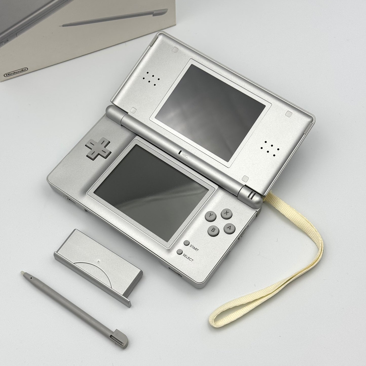 ニンテンドーDS Lite シルバー – 箱付きセット – Bグレード