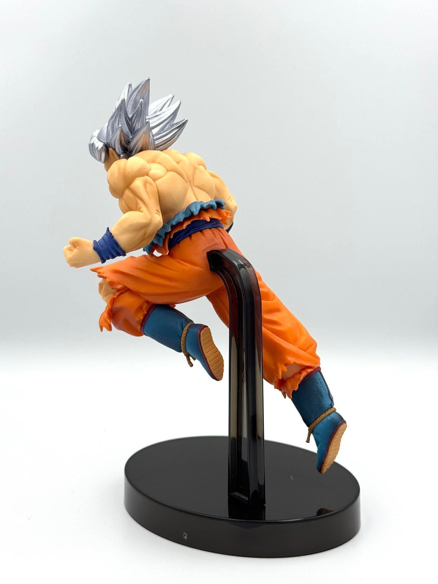 Son Goku – Ultra Instinct (Cheveux argentés) 