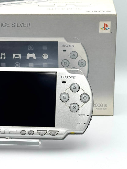ソニー PSP 2000 – アイスシルバー（箱入り） 